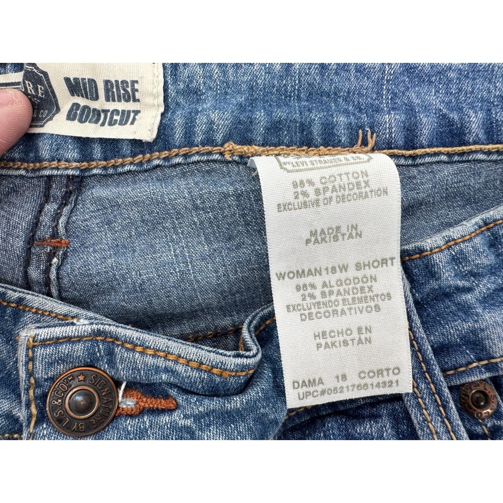 Levi Signature Bootcut Jeans Women's 18W Short Mid Rise Blue Denim‎ - Picture 4 of 16
